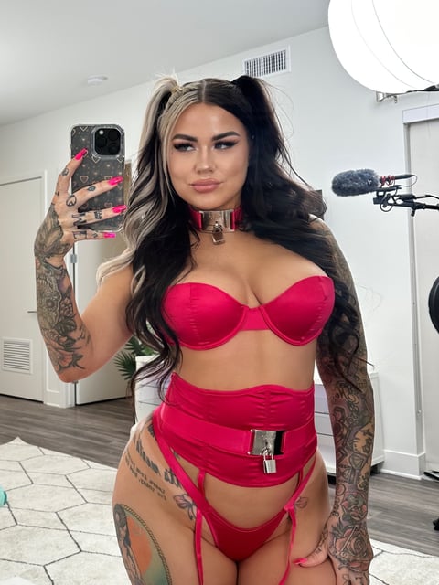 livesex.fan karmenkarma profile on OnlyFans in threesome category