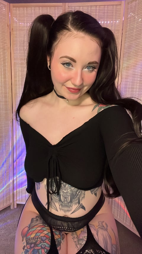 livesex.fan lainabearrknee profile on OnlyFans in hairy category