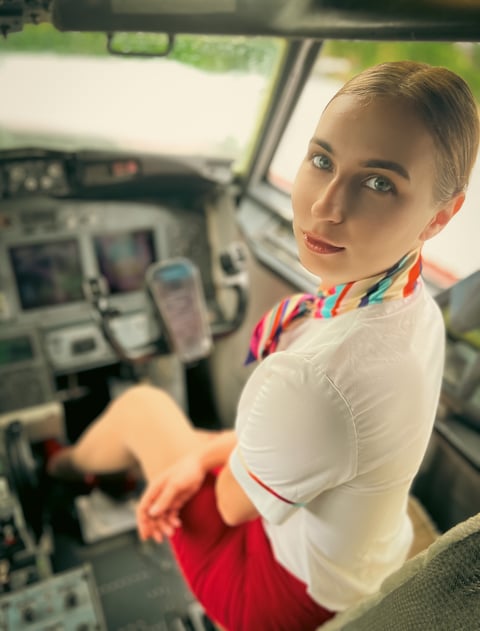 livesex.fan lina_demure profile on OnlyFans in flight-attendant-air-hostess category